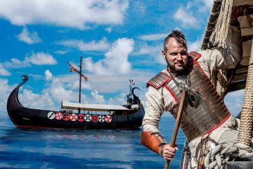Guerreros vikingos en barco
